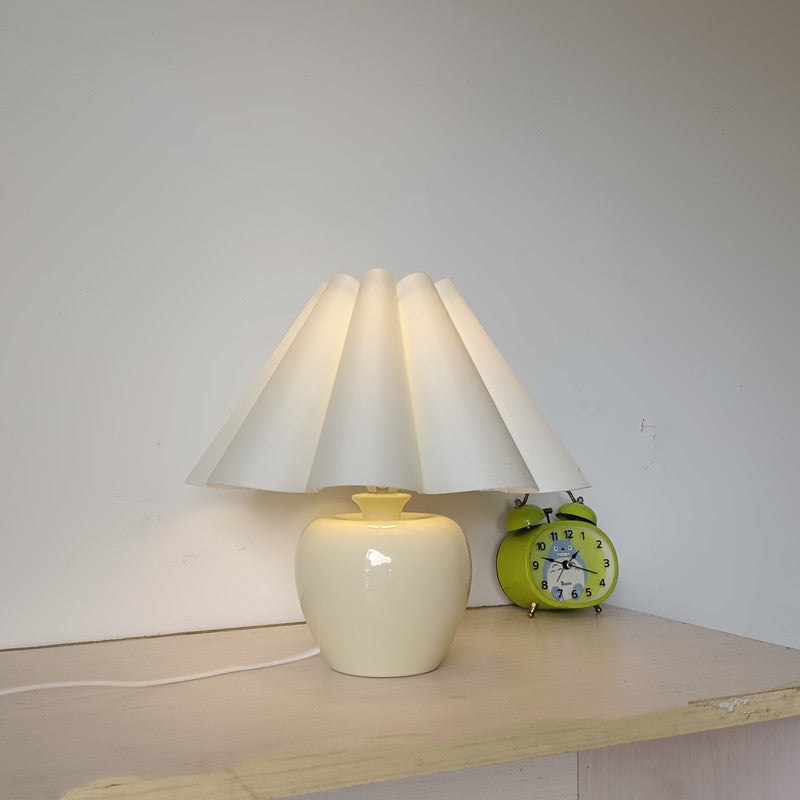 Nordic Creative Apple Ceramic Table Lamp for Bedroom